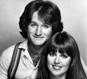 Scopri di più sull'articolo Mork & Mindy: l’alieno che ci ha insegnato a essere umani