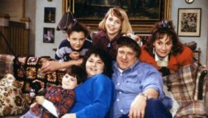 Scopri di più sull'articolo Roseanne: l’arte di sopravvivere a Lanford con sarcasmo e patatine