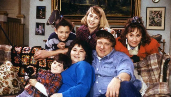 Scopri di più sull'articolo Roseanne: l’arte di sopravvivere a Lanford con sarcasmo e patatine