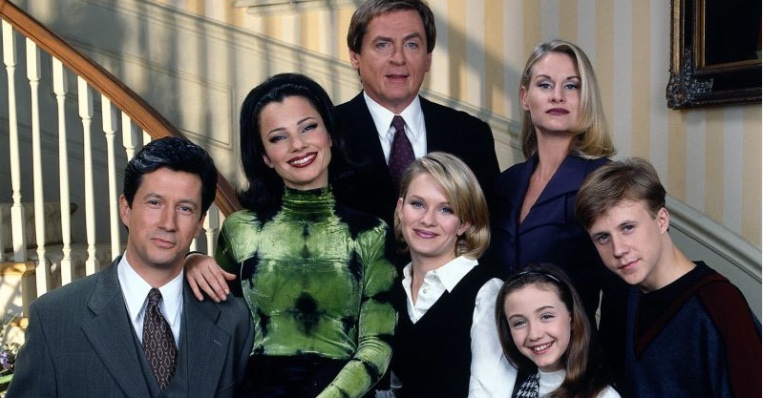 Scopri di più sull'articolo La Tata, una sitcom cult tra minigonne, risate e adattamenti impossibili